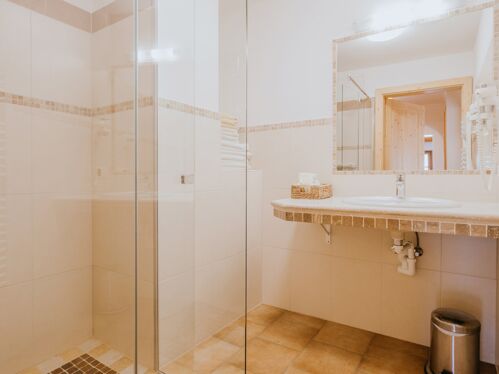helles Badezimmer mit großer Dusche